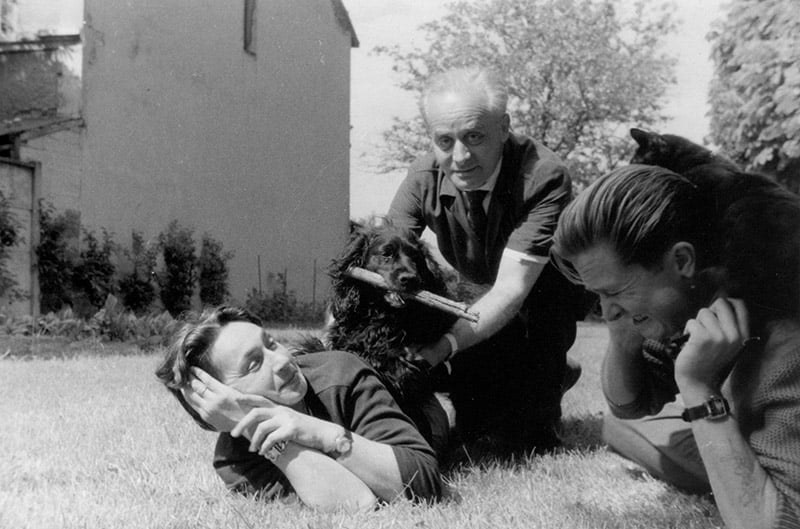 Zofia Hertz, Jerzy Giedroyc (z psem Blackiem) i Marek Hłasko, Maisons-Laffitte, lato 1958., fot. Henryk Giedroyc / ze zbiorów Instytutu Literackiego